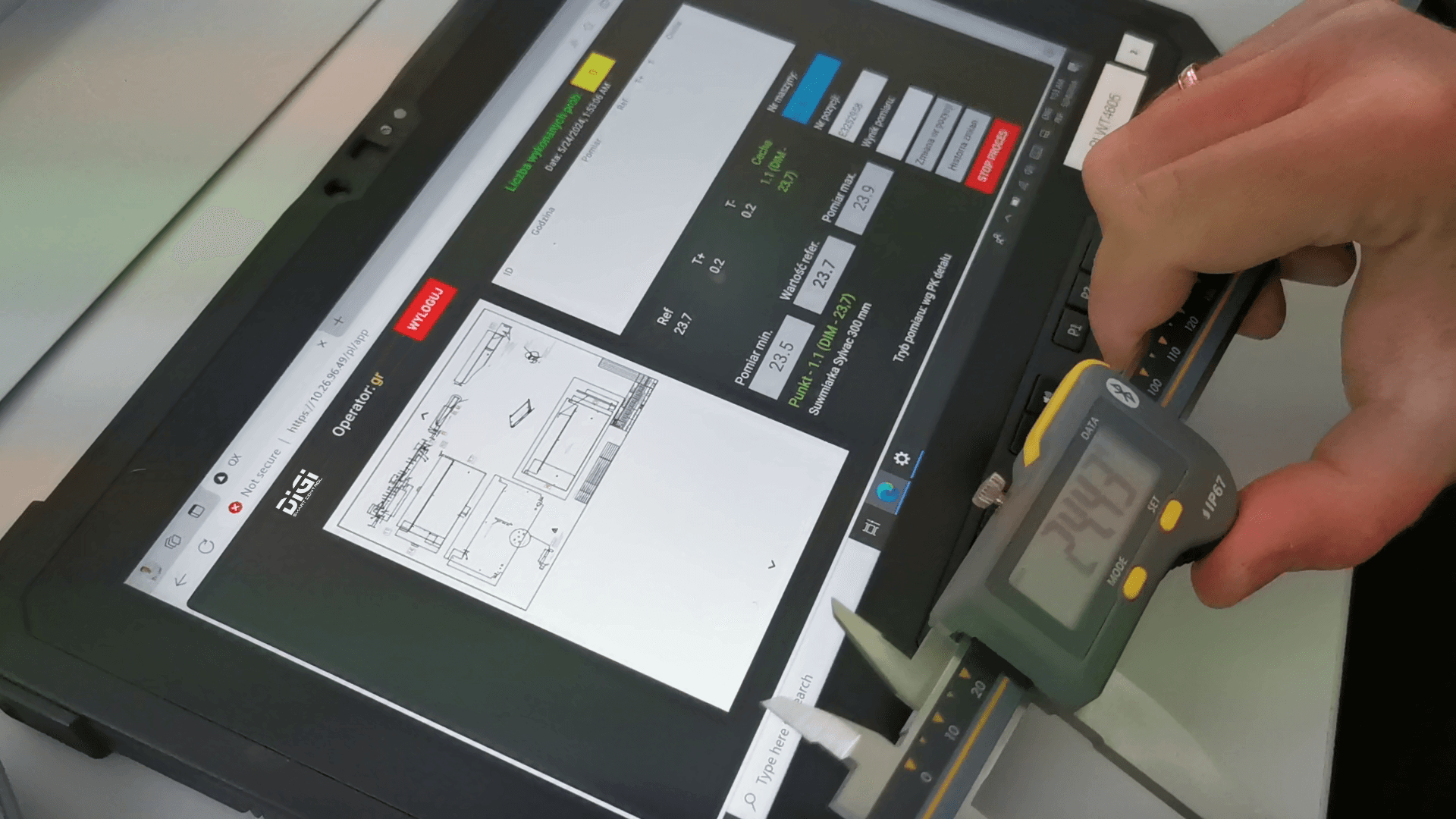 Dane pomiarowe są zaczytywane bezpośrednio z cyfrowych narzędzi pomiarowych IoT zintegrowanych z platformą DiGi Smart Control, a następnie wprost ze stanowisk kontrolnych transferowane za pośrednictwem aplikacji operatora do bazy danych. Opcjonalnie, dane pomiarowe można również wprowadzić z narzędzi, które technologicznie nie są wyposażone w opcję transferu danych – w pełni analogowych lub cyfrowych bez modułu wyjścia danych. Platforma DiGi Smart Control wspiera również mechanizmy bezpośredniej integracji z systemami pomiarowymi uznanych i renomowanych dostawców. W takim przypadku import danych pomiarowych może odbywać się za pomocą popularnych formatów plików wynikowych generowanych przez te systemy (*.txt, *.csv, itp.)